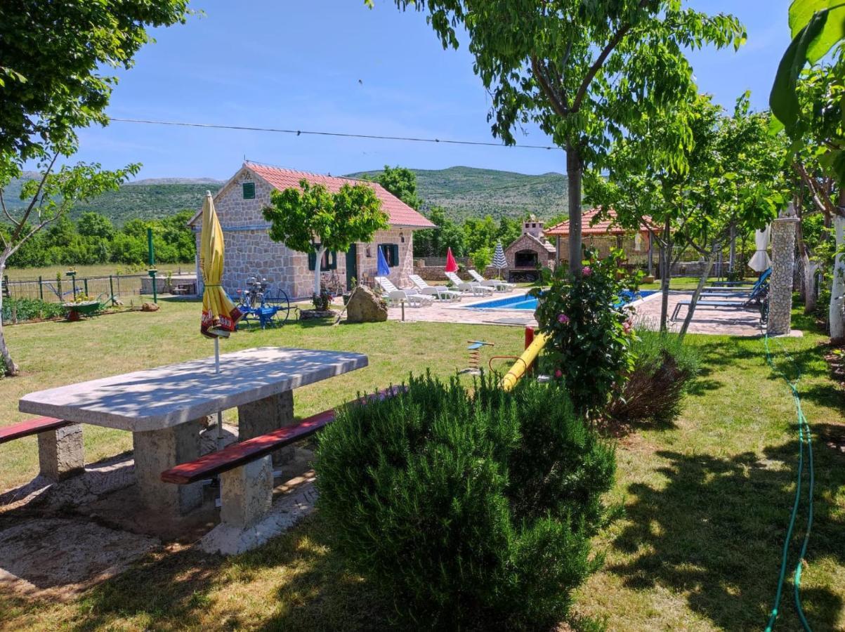 הוילה Gradac  Nikini Dvori מראה חיצוני תמונה