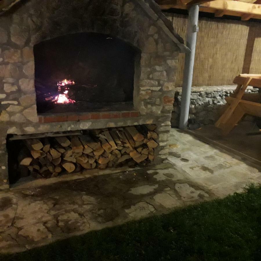 הוילה Gradac  Nikini Dvori מראה חיצוני תמונה